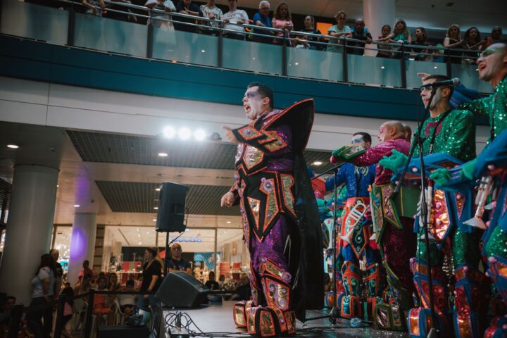Actuación de Carnaval en el Centro Comercial Añaza Carrefour